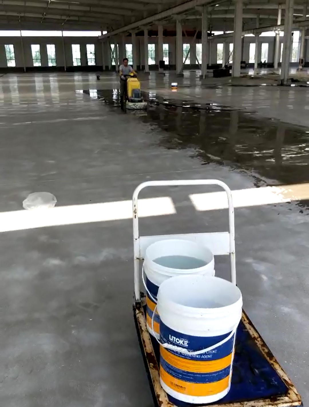 染色地坪進(jìn)場施工.jpg 染色地坪進(jìn)場施工.jpg